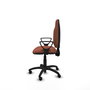 Silla de oficina Algarra con mecanismo Contacto permanente de doble maneta tapizada con Tela color Marrón. Equipada con Base poliamida negra, Brazos fijos y Ruedas autofrenantes