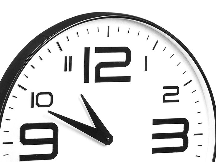 Giftdecor Reloj Redondo 30 cm Números Grandes Surtidos Plástico y Vidrio Esfera Blanca Plástico PP Color Negro y Plata (Set de 12)