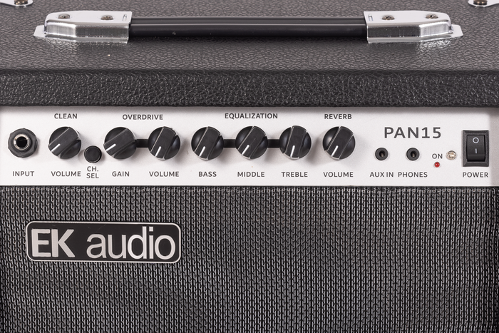 Amplificador Ek Audio para Guitarra de 15W Amplificador Ek Audio para Guitarra de 15W