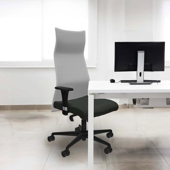 Sillón Albacete con mecanismo Sincro tapizada con Tela color Turquesa y malla color Blanco. Equipado con Base nailon negra, Brazos 1D y Ruedas 65mm nailon