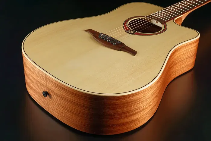 LAG Guitarra Acústica Dreadnought Cutaway Tramontane 70 Natural - Acabado Satinado