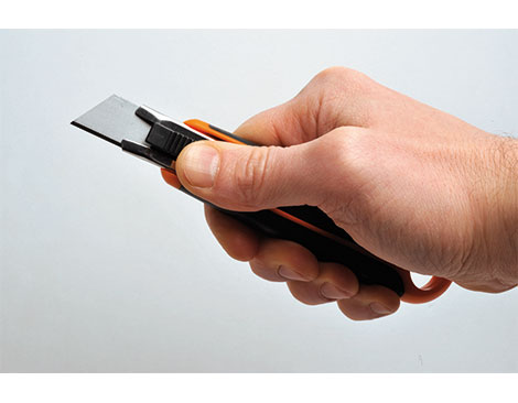 Fiskars Cúter plástico con riel metálico de seguridad 18mm