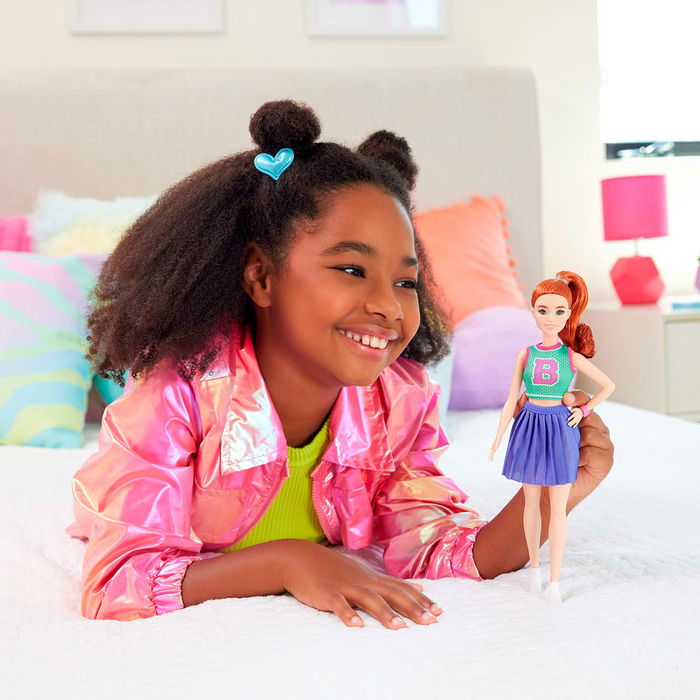 Barbie Muñeca Fashionista Look Animadora HYT90 Mattel con Top Deportivo y Falda Plisada Morada