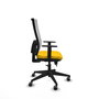 Silla de oficina Horna con mecanismo Sincro/Traslack tapizada con Tela color Amarillo y malla color Blanco. Equipada con lumbar 1D, Brazos 1D y Ruedas 65 mm parqué