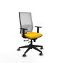 Silla de oficina Horna con mecanismo Sincro/Traslack tapizada con Tela color Amarillo y malla color Blanco. Equipada con lumbar 1D, Brazos 1D y Ruedas 65 mm parqué
