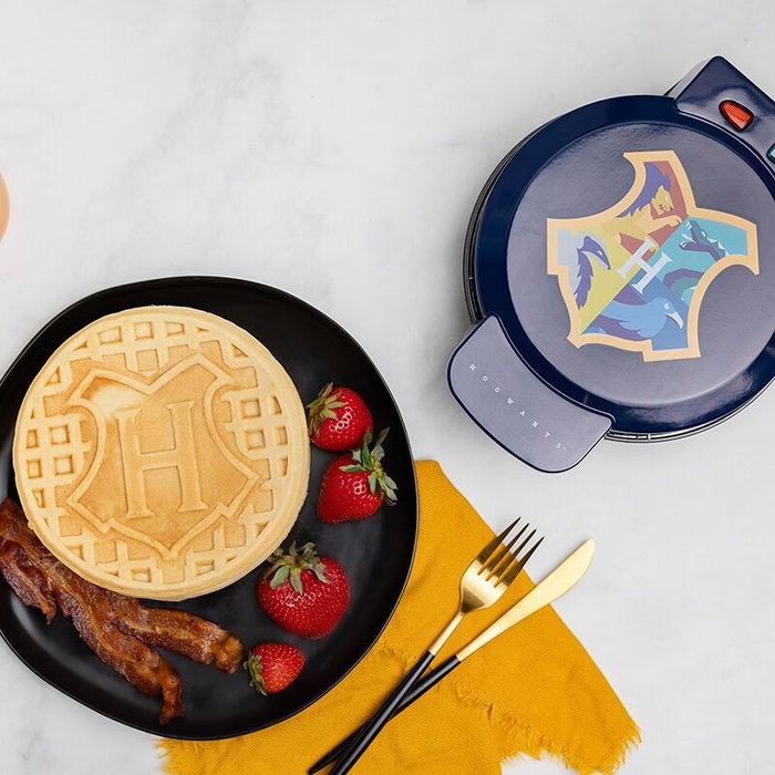 UNCANNY BRANDS Maquina Gofres Hogwarts Harry Potter con Escudo