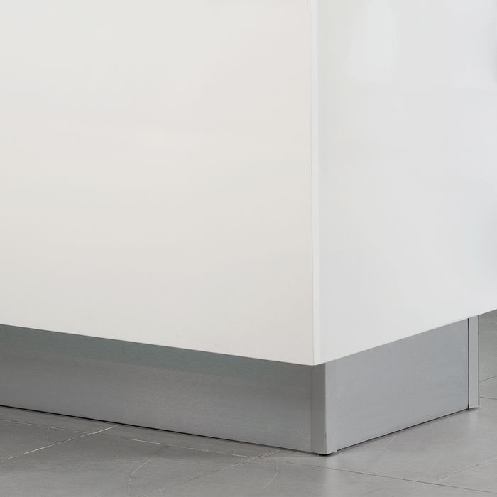 Emuca Lote de 2 zócalos para cocina Plasline con accesorios de unión, altura 100mm, 2 barras de lognitud 2.35m, Plástico, Anodizado satinado Emuca Lote de 2 zócalos para cocina Plasline con accesorios de unión, altura 100mm, 2 barras de lognitud 2.35m, Plástico, Anodizado satinado