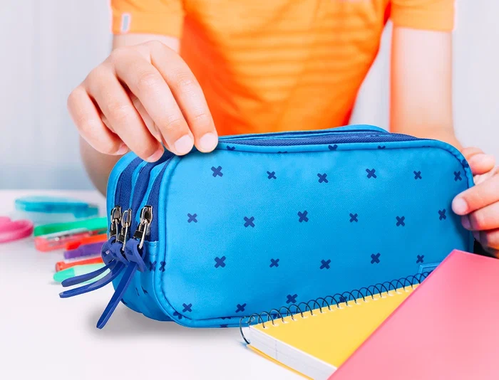 Liderpapel Estuche Portatodo Multibolsillo 3 Cremalleras Azul Cruces A Juego Con Mochila