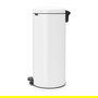 Brabantia Basura de Pedal Newicon 30 Litros Blanco, Cubo con Tapa a Pedal y Sistema de Cierre Suave, Capacidad 30 L, 30 cm de Diámetro, Ideal para Cocina