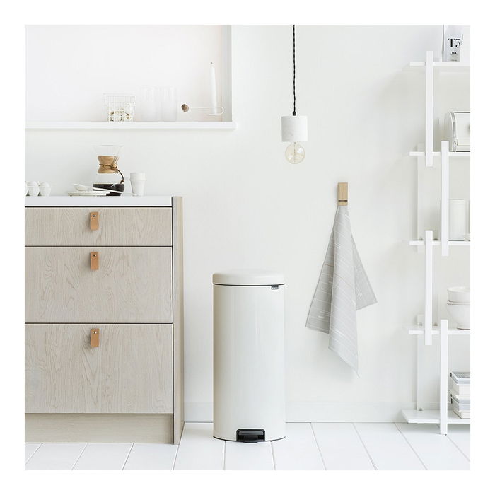Brabantia Basura de Pedal Newicon 30 Litros Blanco, Cubo con Tapa a Pedal y Sistema de Cierre Suave, Capacidad 30 L, 30 cm de Diámetro, Ideal para Cocina Brabantia Basura de Pedal Newicon 30 Litros Blanco, Cubo con Tapa a Pedal y Sistema de Cierre Suave, Capacidad 30 L, 30 cm de Diámetro, Ideal para Cocina
