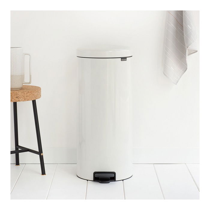 Brabantia Basura de Pedal Newicon 30 Litros Blanco, Cubo con Tapa a Pedal y Sistema de Cierre Suave, Capacidad 30 L, 30 cm de Diámetro, Ideal para Cocina Brabantia Basura de Pedal Newicon 30 Litros Blanco, Cubo con Tapa a Pedal y Sistema de Cierre Suave, Capacidad 30 L, 30 cm de Diámetro, Ideal para Cocina
