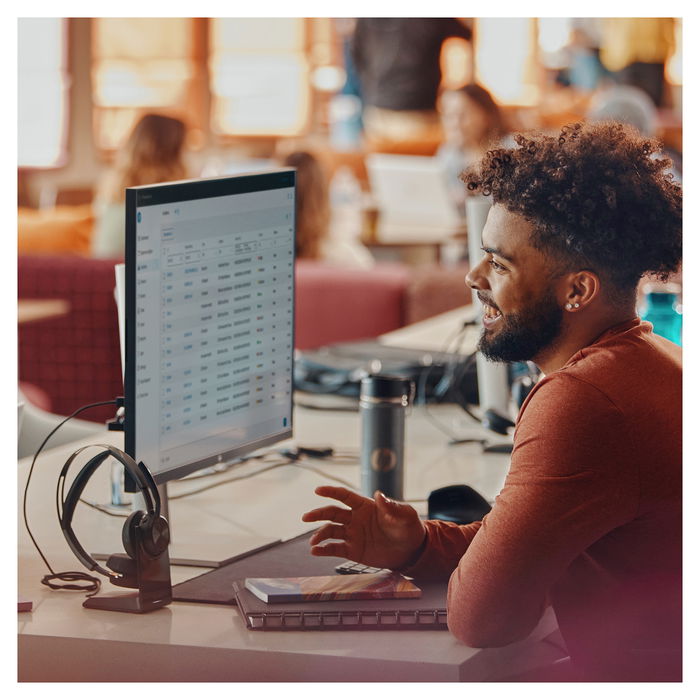 Plantronics/Poly Voyager Focus 2 Auricular con Base de Carga, Negro - 9T9J5AA#AC3