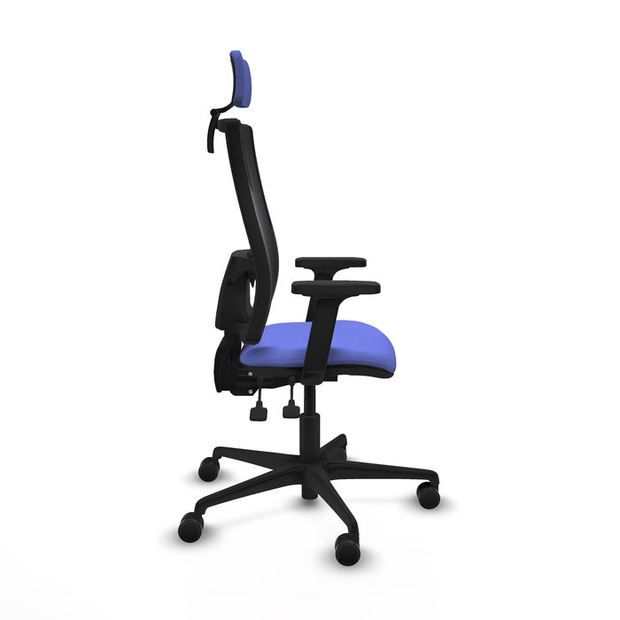 Silla de oficina Bormate con mecanismo Asincro tapizada con Tela color Azul claro y malla color Negro. Equipada con lumbar 1D, Brazos 2D, Cabecero 2D y Ruedas 65mm nailon