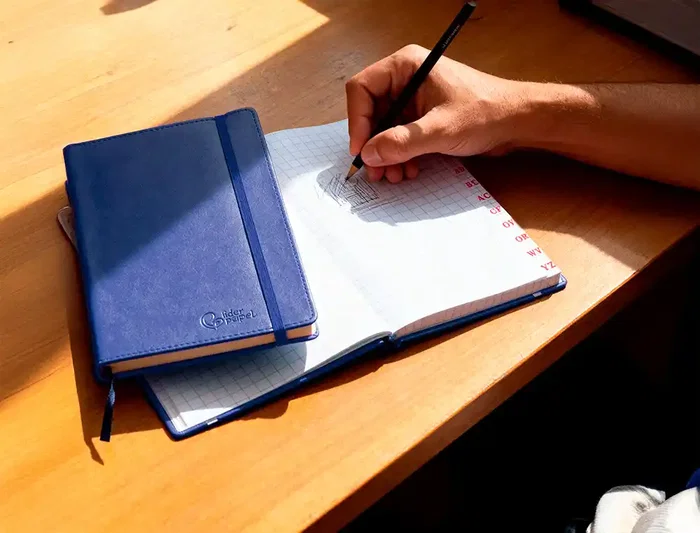 Liderpapel Libreta A6 120 hojas 70gr Similpiel Cierre Gomillas Color Azul