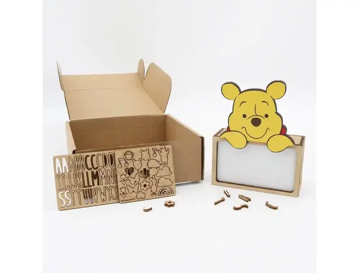 Wondee Lámpara de noche de madera personalizable Winnie the Pooh