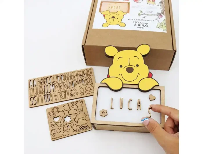 Wondee Lámpara de noche de madera personalizable Winnie the Pooh