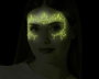 Joyas faciales adhesivas iridiscentes glow in the dark con diseño curvo