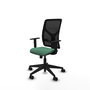 Silla de oficina Motilla con mecanismo Sincro tapizada con Tela color Verde esmeralda y malla color negra. Equipada con lumbar 1D, Brazos 1D y Ruedas 65mm nailon