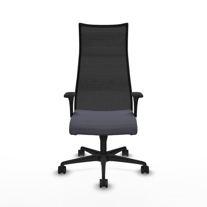 Sillón Albacete con mecanismo Sincro tapizada con Tela color Gris oscuro y malla color Negro. Equipado con Base nailon negra, Brazos 1D y Ruedas 65mm nailon