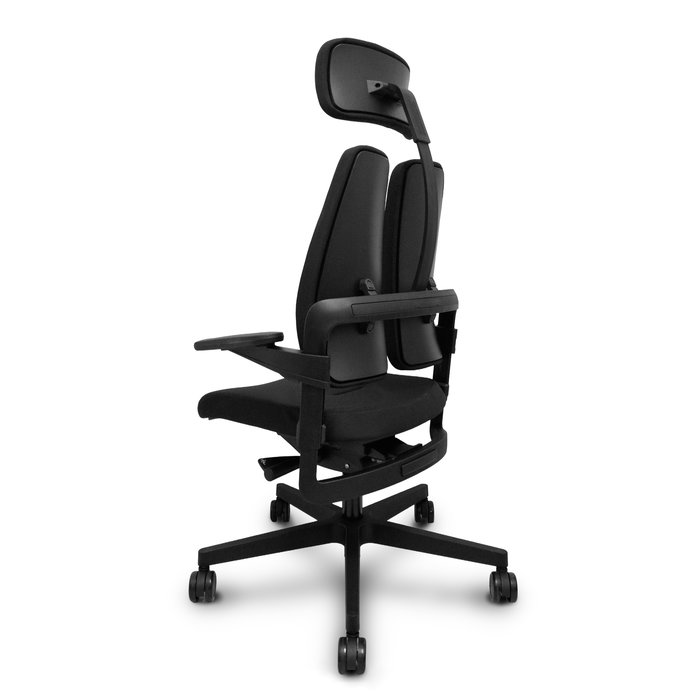 Silla de oficina Xilium con mecanismo Sincro autopesante tapizada con Tela color Negro. Equipada con Base poliamida negra, Brazos 3D, Cabecero 2D y Ruedas 65mm autofrenantes