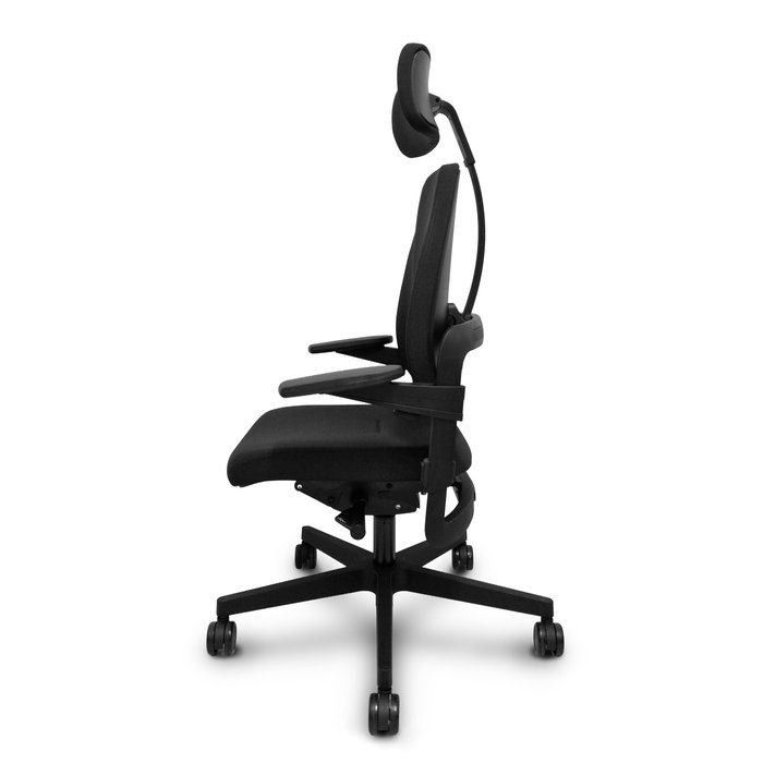 Silla de oficina Xilium con mecanismo Sincro autopesante tapizada con Tela color Negro. Equipada con Base poliamida negra, Brazos 3D, Cabecero 2D y Ruedas 65mm autofrenantes