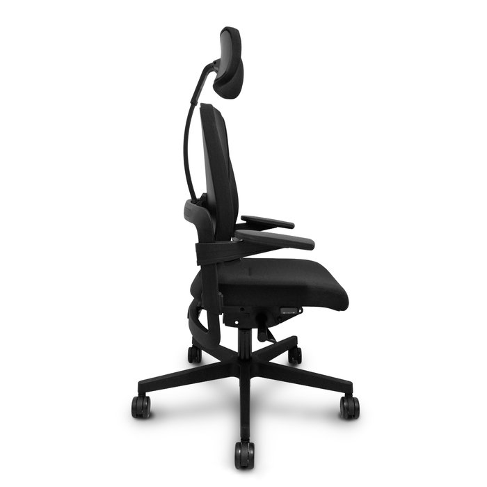 Silla de oficina Xilium con mecanismo Sincro autopesante tapizada con Tela color Negro. Equipada con Base poliamida negra, Brazos 3D, Cabecero 2D y Ruedas 65mm autofrenantes