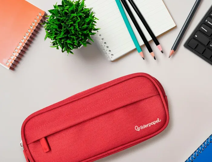 Liderpapel Estuche Portatodo Classic Ovalado con 2 Cremalleras y Bolsillo Delantero, Poliéster Resistente, 210x90mm, Rojo
