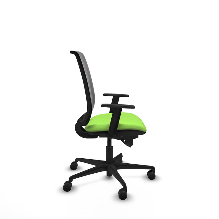 Silla de oficina Alares con mecanismo Sincro tapizada con Tela color Pistacho y malla color Negro. Equipada con lumbar 1D, Brazos 1D y Ruedas 65mm nailon