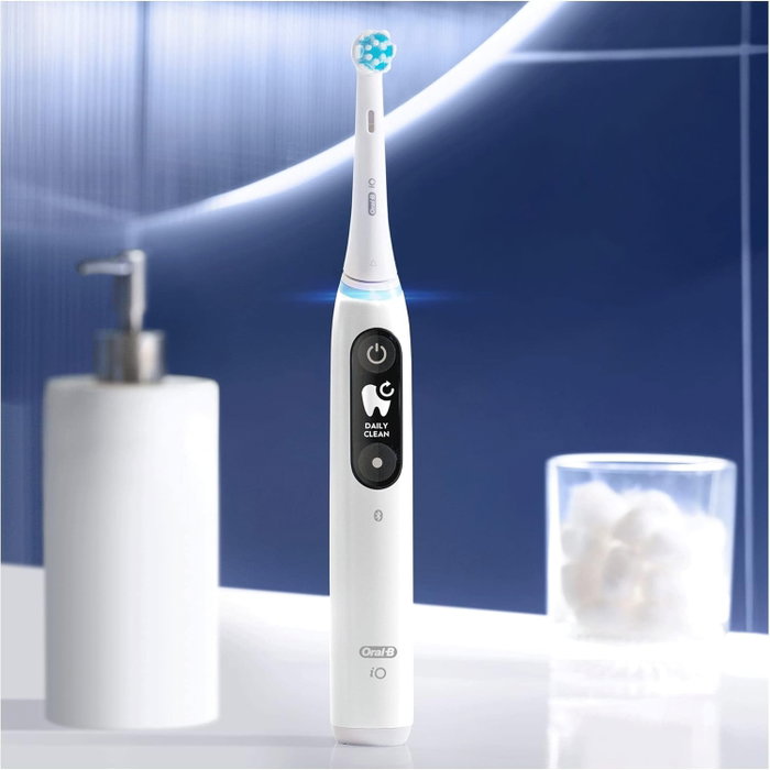 Oral-B iO 6 blanco con tecnología magnética y estuche de transporte