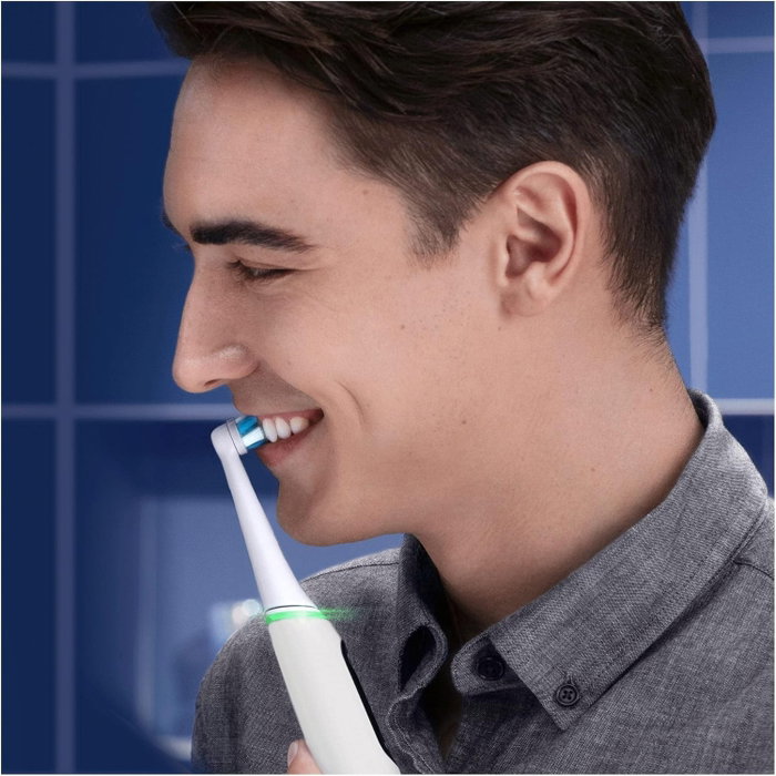 Oral-B iO 6 blanco con tecnología magnética y estuche de transporte