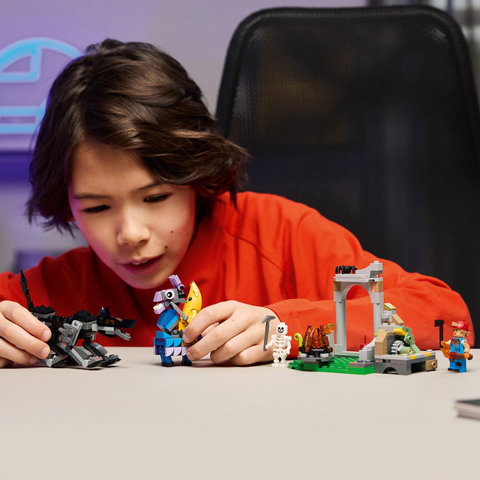 LEGO Fortnite Campamento de Banano y Bujía 77075