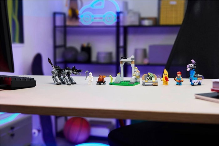 LEGO Fortnite Campamento de Banano y Bujía 77075