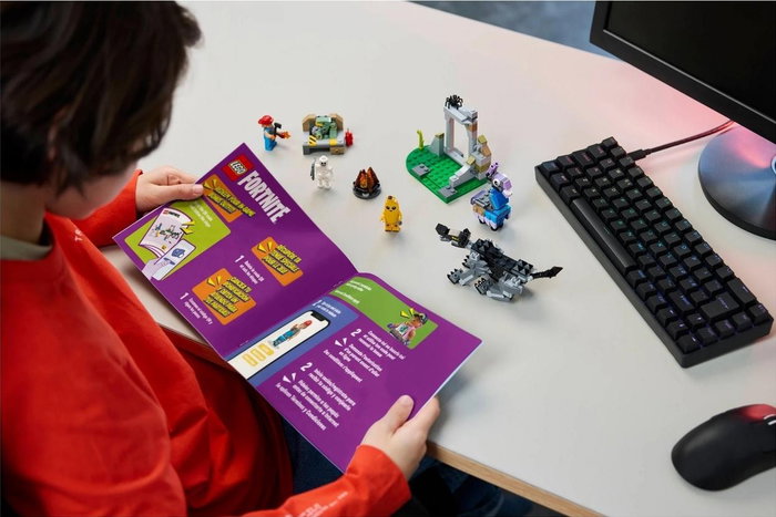 LEGO Fortnite Campamento de Banano y Bujía 77075
