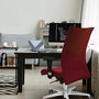 Silla Albacete confidente con mecanismo Sincro tapizada con Similpiel color Rojo. Equipada con Base aluminio, Brazos 1D y Ruedas 65 mm parqué