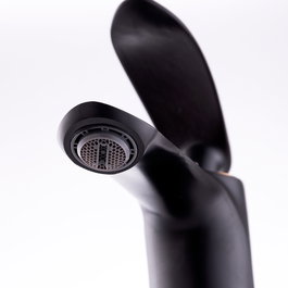 Grifo de lavabo monomando de estilo clásico negro con caño bajo