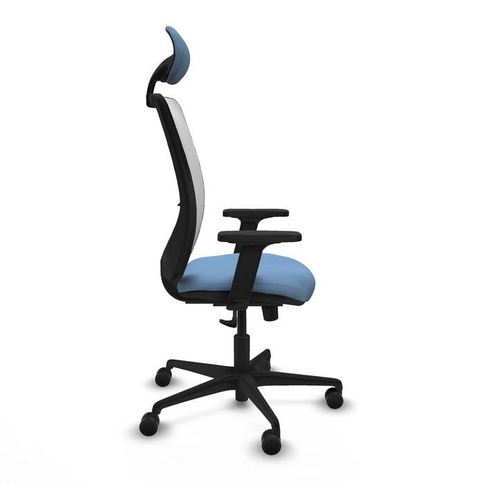 Silla de oficina Zulema con mecanismo Sincro tapizada con Tela color Azul cielo y malla color Blanco. Equipada con lumbar 1D, Brazos 2D, Cabecero Fijo y Ruedas 65mm nailon