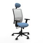 Silla de oficina Zulema con mecanismo Sincro tapizada con Tela color Azul cielo y malla color Blanco. Equipada con lumbar 1D, Brazos 2D, Cabecero Fijo y Ruedas 65mm nailon