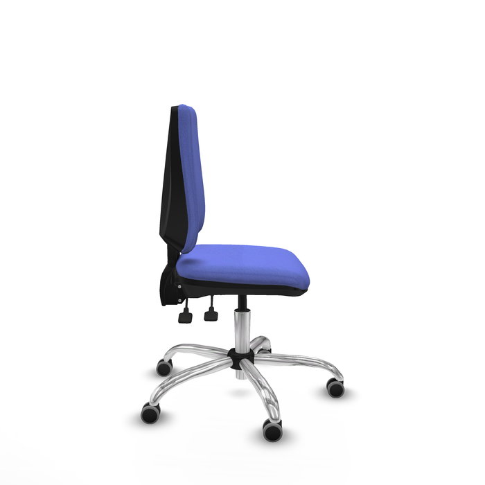 Silla de oficina Elche con mecanismo Asincro tapizada con Tela color Azul claro. Equipada con Base cromada, Sin brazos y Ruedas 65 mm parqué
