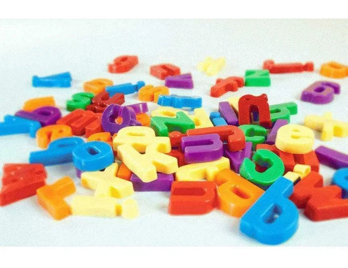 Miniland Bote de Letras Minúsculas Magnéticas de 154 Piezas de 32 mm