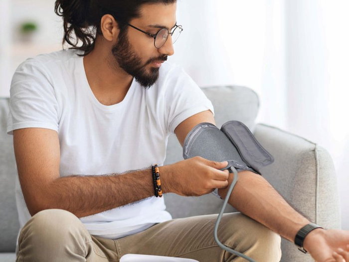 GRUNDIG Tensiómetro de Brazo Digital para Presión Arterial - Monitor de Muñeca, Detección de Arritmia, Pantalla Grande, Brazalete Ajustable, Memoria para 2 Usuarios