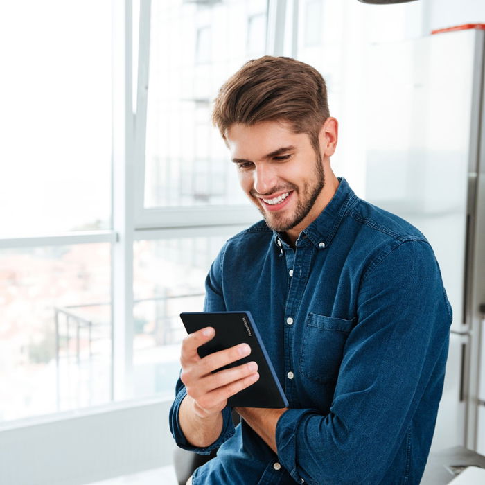 PocketBook Verse Pro - Lector de eBooks 6" con Audiolibros Bluetooth, SMARTlight, Resistente al Agua IPX8, 16 GB, Color Azure o Passion Red