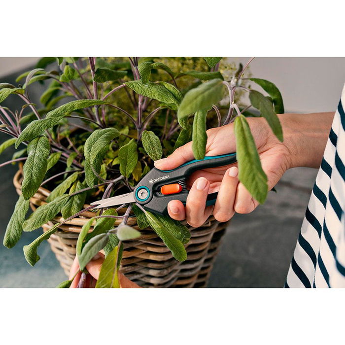 Gardena 12213-20 Tijera Gripcut con Corte Bypass y Sujeción Integrada para Hierbas y Chiles