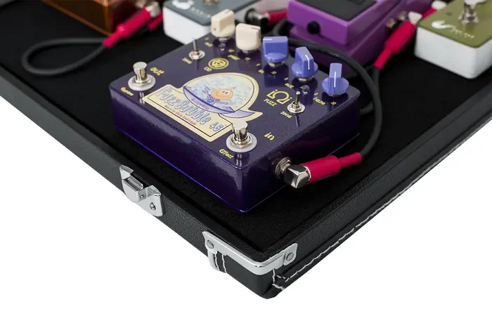 Gator Gig-Box Jr. Estuche de madera para pedalera y soporte de guitarra Negro