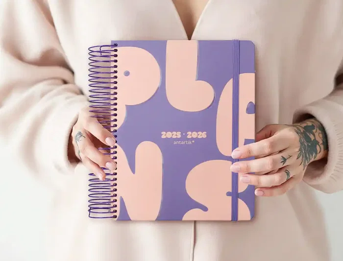 Antartik Agenda escolar 2025-2026 espiral día página A5 bilingüe morado colección Plans papel FSC 80gr