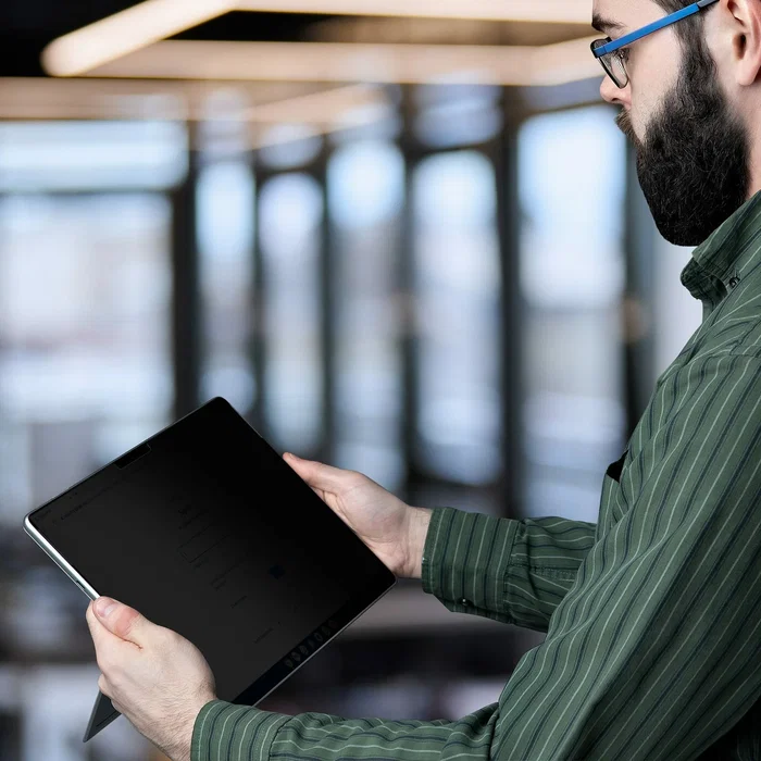 StarTech Filtro de Privacidad para Surface Pro 8/9/X 13 Pulgadas - Protector Anti Espías 4 Direcciones, Táctil, Antirreflejos y Reductor Luz Azul hasta 51% - 13SP-PRIVACY-SCREEN