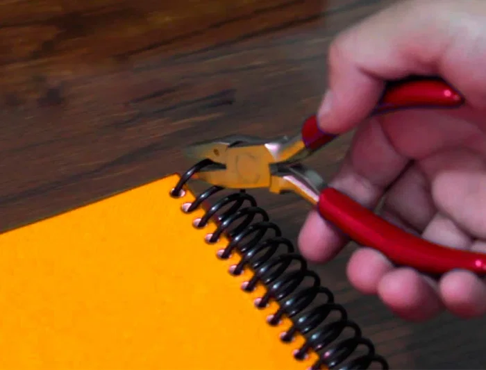 Q-connect Alicate para Espiral Metálico con Mango de Caucho y Doblez de Terminación, Longitud 13 cm