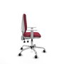 Silla de oficina Elche con mecanismo Asincro tapizada con Tela color Granate. Equipada con Base cromada, Reposabrazos blancos y Ruedas 65 mm parqué