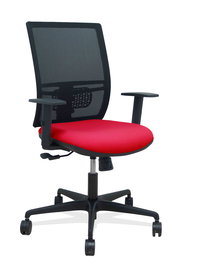 Silla de oficina Yunquera con mecanismo Sincro tapizada con Tela color Rojo y malla color Negro. Equipada con lumbar 1D, Brazos 1D y Ruedas 65mm nailon