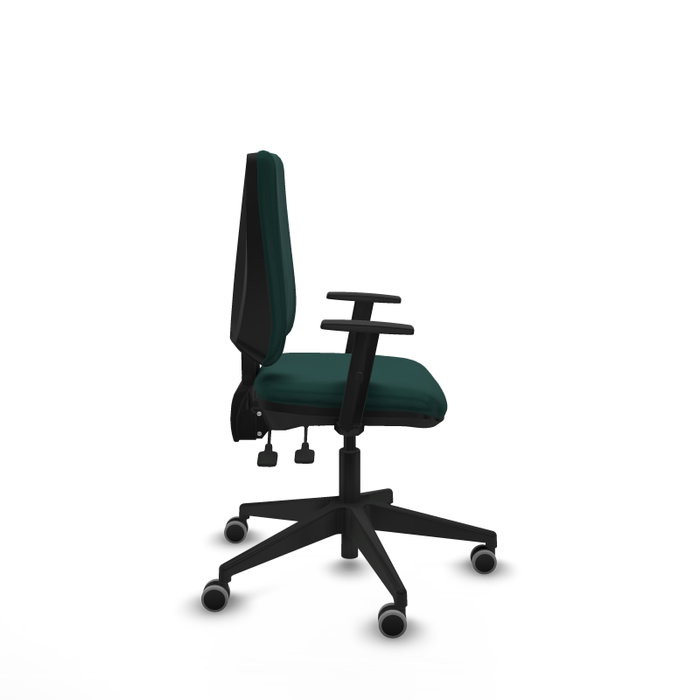 Silla de oficina Elche con mecanismo Asincro tapizada con Similpiel color Verde botella. Equipada con Base piramidal negra, Brazos 1D y Ruedas 65 mm parqué