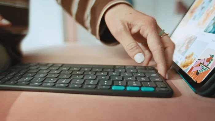 Logitech Flip Folio Teclado QWERTY Español Bluetooth Grafito